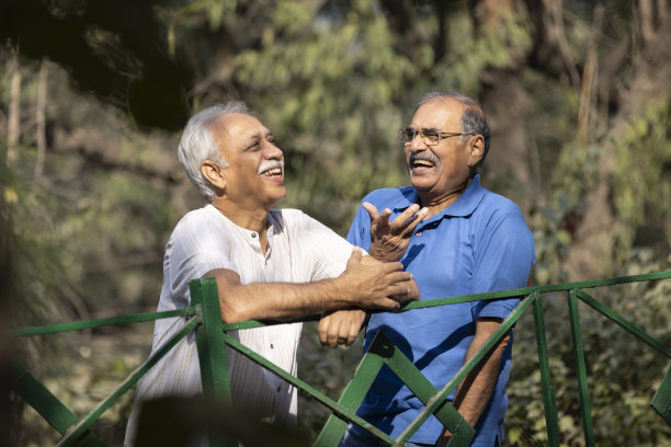 老人在公园消磨空闲时间。图片下载