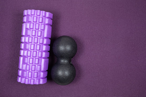 按摩滚轮和双球，放松肌肉。运动器材图片下载