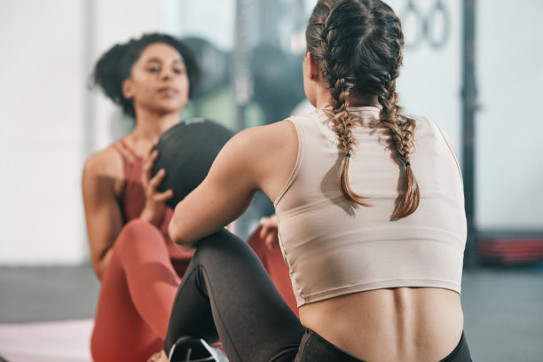 健身，健身房或朋友训练用健身球锻炼或锻炼弹性或专注。有团队合作精神，女性或健康的女性体育运动员具有上进心、上进心或心态强图片下载