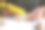 女子与热胶枪制作工艺在白色木桌，特写图片下载