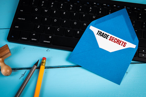 商业秘密概念。信件和电脑键盘放在蓝色的办公桌上图片下载