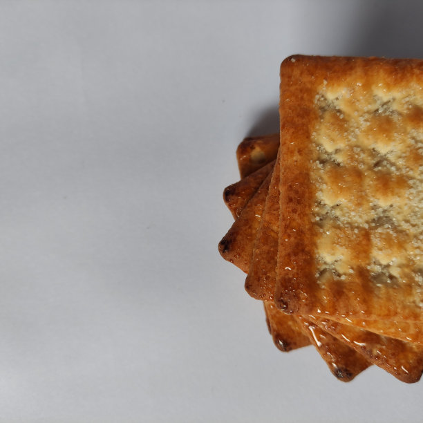 白色背景的美味饼干。图片下载