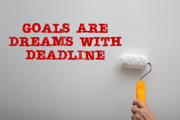 目标是有期限的梦想。用油漆辊涂一堵白色的墙图片下载