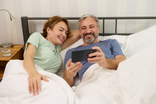 在家用手机捕捉爱的瞬间图片下载