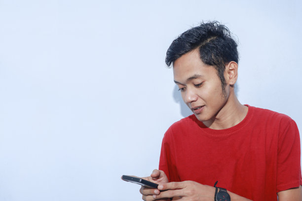 侧着脸玩智能手机图片下载