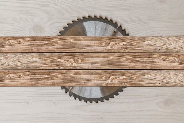 圆形刀片可用于木工。前景有三块木板。图片下载