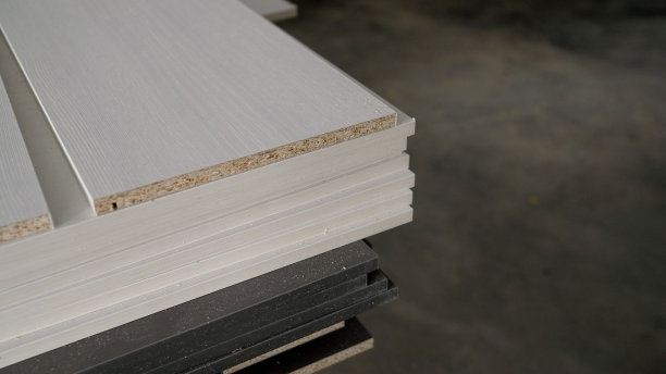 家具生产用刨花板和中密度纤维板样品。基于刨花板和中密度纤维板的整理材料样品，特写。图片下载