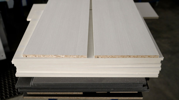 家具生产用刨花板和中密度纤维板样品。基于刨花板和中密度纤维板的整理材料样品，特写。图片下载