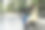 一个穿着黄色衣服、提着蓝色行李箱的女孩在车站等候交通工具图片下载