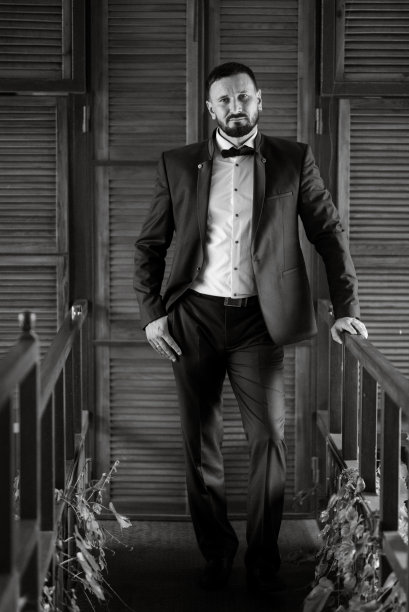 一个穿着蓝色西装，留着胡子的新郎的肖像图片下载