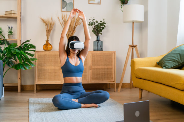 女性戴着VR眼镜在家里做莲花式冥想图片下载