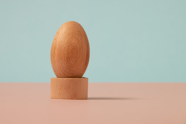 木制鸡蛋在肮脏的粉红色背景，复活节的概念图片下载