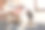 专业美容约克在沙龙。美容师剪毛年轻约克夏梗狗在工作室图片下载