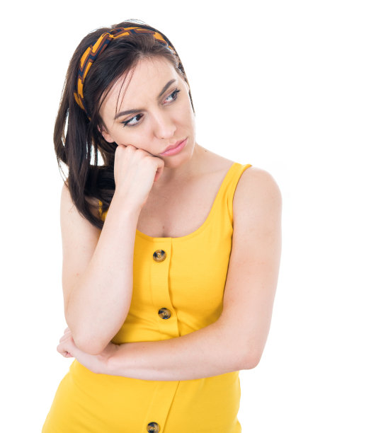 烦恼的女孩看着一边，孤立的白色背景图片下载