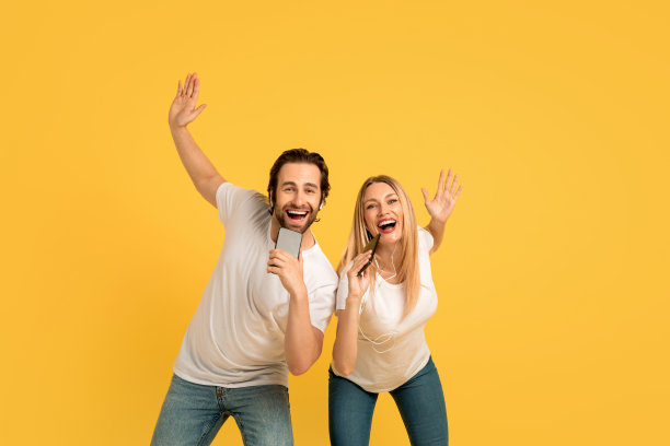 千禧一代白人家庭穿着白t恤，戴着耳机，对着智能手机唱歌图片下载