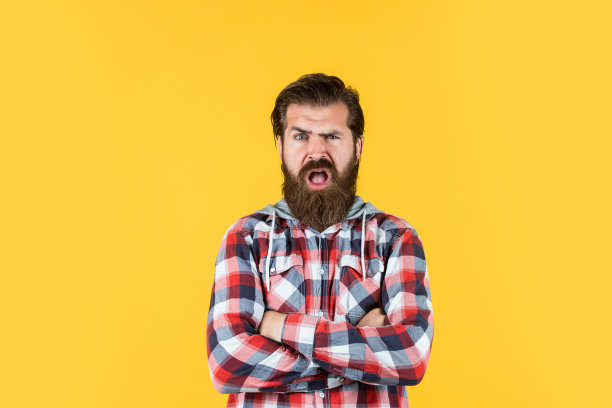 哦,不。留着小胡子的野蛮白人潮人。男性理发护理。休闲风格的时尚模特。美髯公。头发和胡须护理。有胡子的成熟潮人穿格子衬衫图片下载