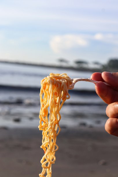海滩上的麻辣方便面图片下载