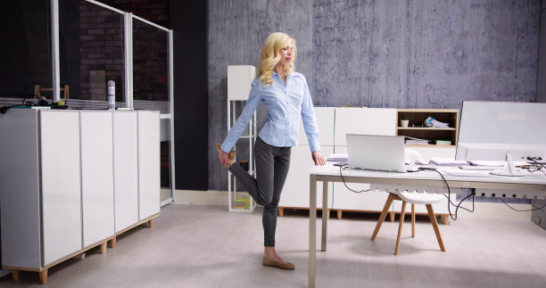 在办公室的办公电脑后面练瑜伽图片下载