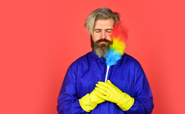 感觉不开心。潮人拿着清洁工具。清洁和家居概念。男人用小扫把扫地。清洁服务。管家业务。打扫公寓。男人用pp掸子图片下载