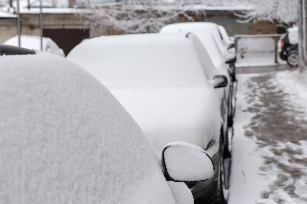下雪时汽车一辆接一辆地停着图片下载
