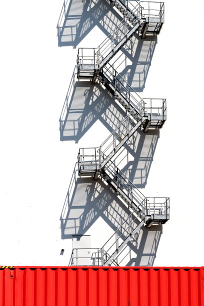 仓库外的逃生楼梯，阴影很重图片下载