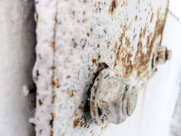 生锈的铁，白铁已经开始生锈了图片下载