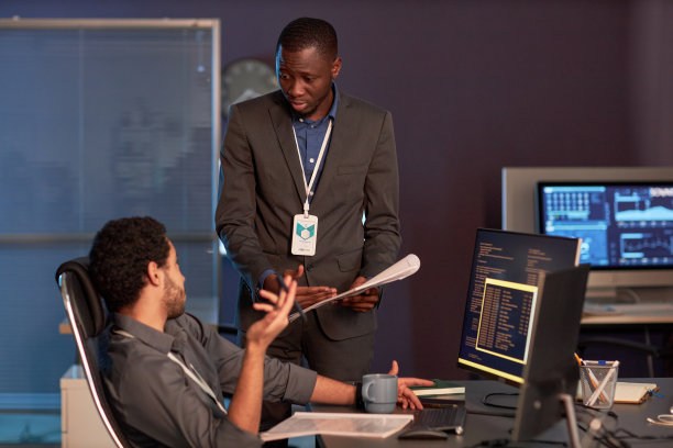 两个IT工程师在办公室讨论文档图片下载