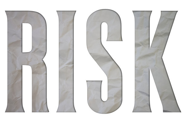 风险文本撕裂，皱巴巴的白纸彩色背景。图片下载