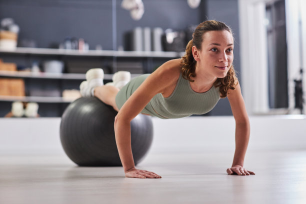 女孩用健身球锻炼图片下载