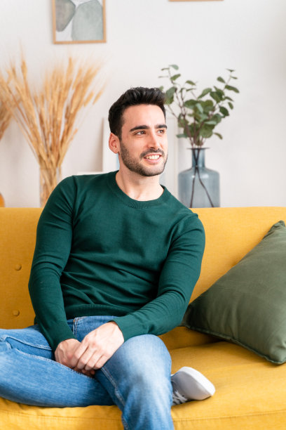 快乐的年轻人坐在沙发上图片下载