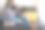 漂亮的孕妇在家里看可爱的婴儿衣服和超声波图片图片下载