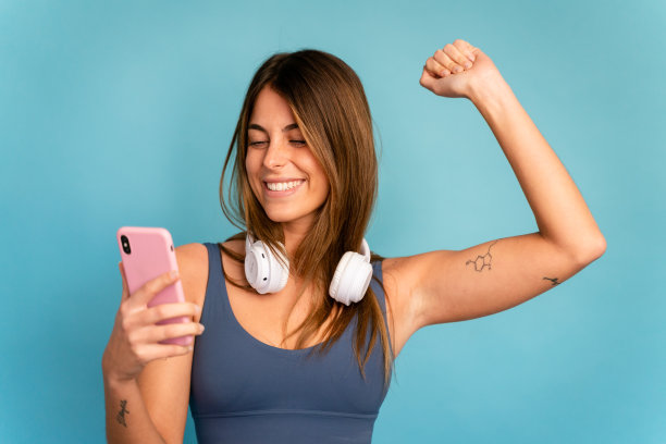 拥有智能手机的快乐女人图片下载