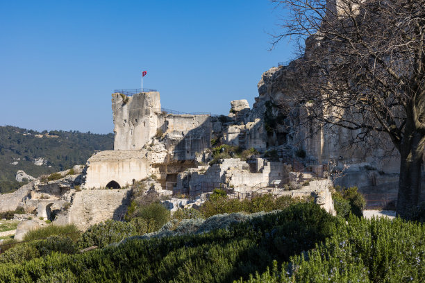 Les Baux-de-Provence的废墟城堡北塔的景色图片下载