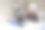 一名中年妇女头戴毛巾躺在床上，盯着智能手机屏幕图片下载