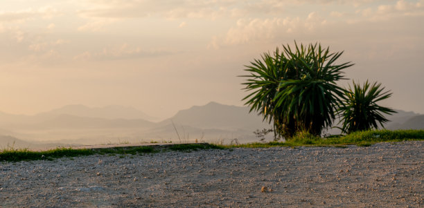 在一个美丽的日出期间，在科孚岛的一个视点上显示一个砾石停车场的CGI背板图片下载