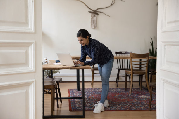 快乐的印度女孩在家庭办公室从事商业项目图片下载