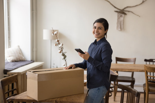 快乐的印度租客女孩离开公寓，打包搬家图片下载