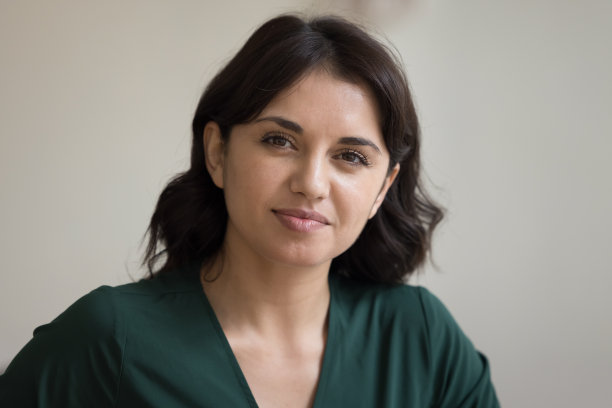 快乐的年轻漂亮的亚洲女人在随意地看着相机图片下载