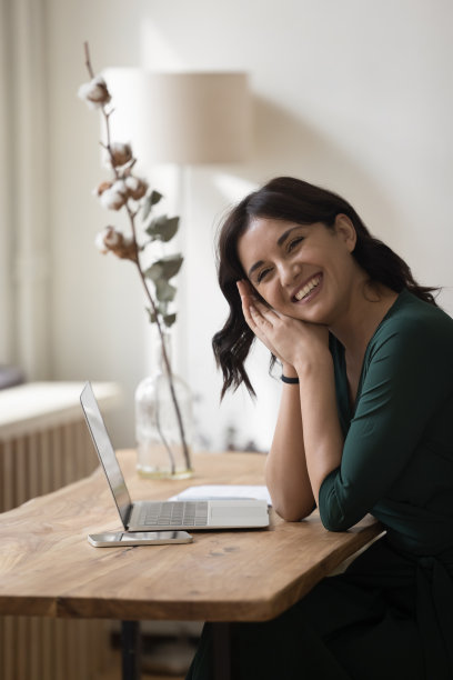 开朗漂亮的自由职业者坐在家里办公室工作场所图片下载