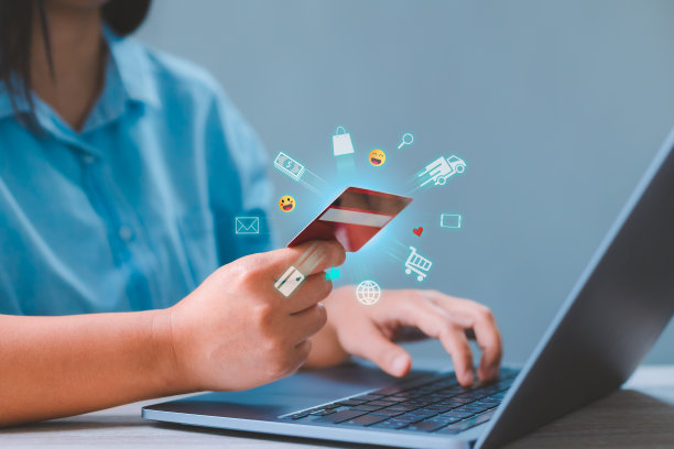 女性在笔记本电脑上网购，用信用卡支付虚拟图形图标。使用钱包应用技术在线支付。数字银行、电子商务和金融技术概念。图片下载