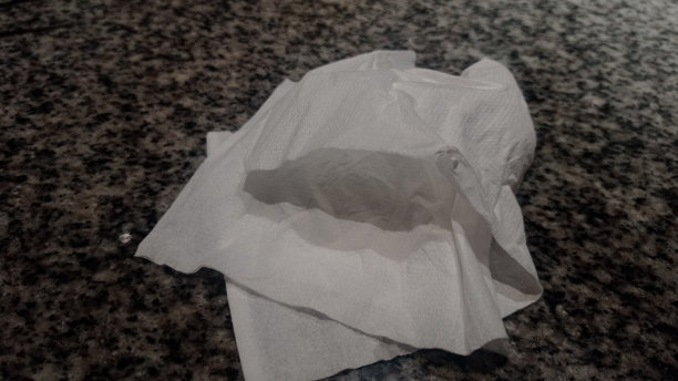 人们把用过的纸巾堆在桌子上。图片下载