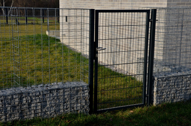 石笼铁丝篮，笼子。前花园的栅栏具有自然的工业外观。由镀锌丝制成。用折叠石头填充的挡土墙。一个隔音屏障保护着居民区图片下载
