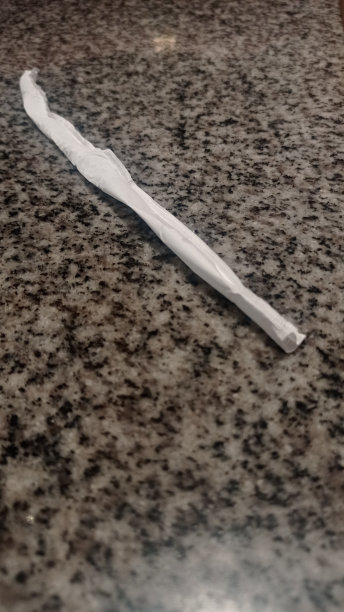 餐馆桌子上的垃圾包装吸管图片下载