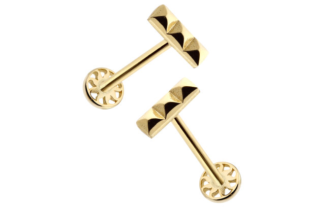 穿洞珠宝耳环和穿洞的脸和身体配件一套。银色的锥和球。铁环或杠铃。矢量金属首饰收集图片下载