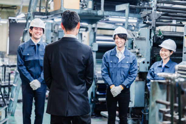 工厂员工在听经理的指示图片下载