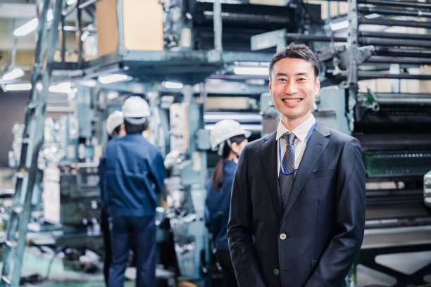 参观工厂的销售人员图片下载