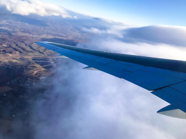 从飞机上看天空和陆地图片下载