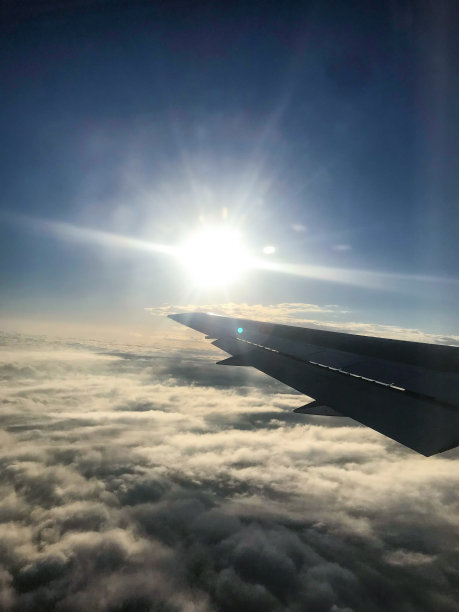在平流层飞行时从飞机上看到的云和太阳图片下载
