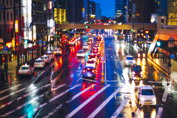 雨夜的道路和交通图片下载