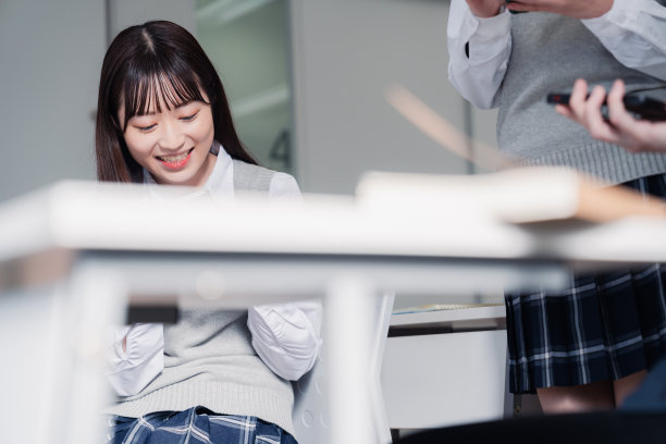 高中女生在教室里打电话图片下载